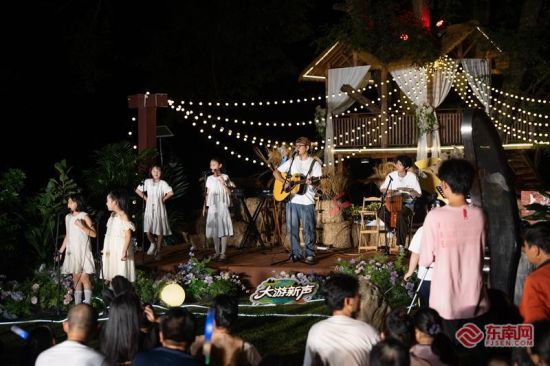 叶晨在乡村音乐会演唱 南浦乐团供图 叶晨在乡村音乐会演唱 南浦乐团供图