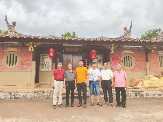 在枫树村祖祠外,寻根成功的林伟生(左三)与宗亲们合影留念。 在枫树村祖祠外,寻根成功的林伟生(左三)与宗亲们合影留念。