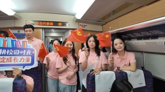 青春专列也是一次移动的课堂。 青春专列也是一次移动的课堂。