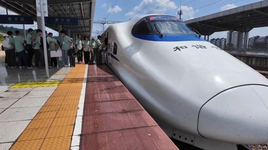 泰宁校区首批新生正在登车前往三明学院本部。 泰宁校区首批新生正在登车前往三明学院本部。