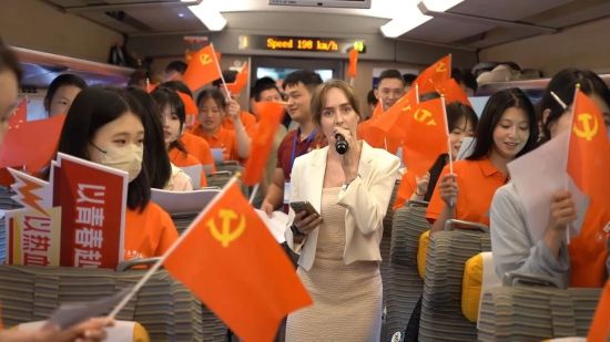 青春专列上,三明学院外籍教师与学生同唱《我爱你中国》。 青春专列上,三明学院外籍教师与学生同唱《我爱你中国》。