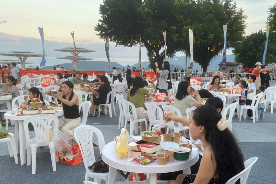 食客品尝海鲜小火锅。 高坤颖 摄。 食客品尝海鲜小火锅。 高坤颖 摄。