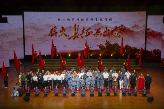 图为活动现场大合影。 图为活动现场大合影。