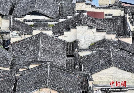 ͼΪ9ÔÂ10ÈÕ£¬´åÖкÚÍßÍÁǽµÄÀÏ·¿×ÓÒ»´±°¤×ÅÒ»´±¡£(ÎÞÈË»úÕÕÆ¬)ÖÐÐÂÉç¼ÇÕß Õűó Éã ͼΪ9ÔÂ10ÈÕ£¬´åÖкÚÍßÍÁǽµÄÀÏ·¿×ÓÒ»´±°¤×ÅÒ»´±¡£(ÎÞÈË»úÕÕÆ¬)ÖÐÐÂÉç¼ÇÕß Õűó Éã