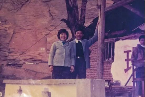 瑞泉第十一代传人黄贤义与妻子郑朝金在水帘洞老茶厂 瑞泉第十一代传人黄贤义与妻子郑朝金在水帘洞老茶厂