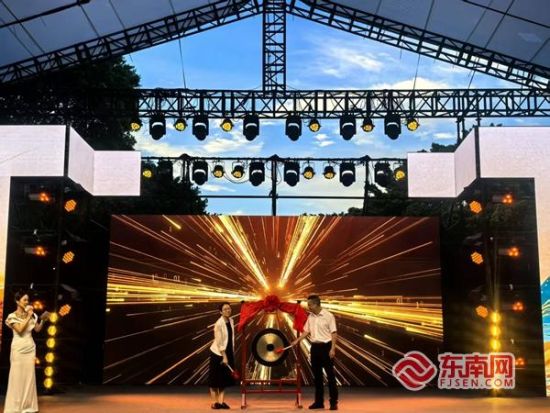 鸣锣开市。东南网记者 谢玉妹 摄 鸣锣开市。东南网记者 谢玉妹 摄