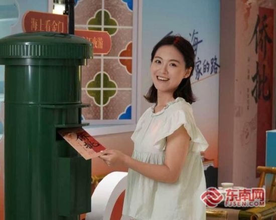 行至金门附近海域,游客参与“隔空寄信”仪式。主办方供图 行至金门附近海域,游客参与“隔空寄信”仪式。主办方供图