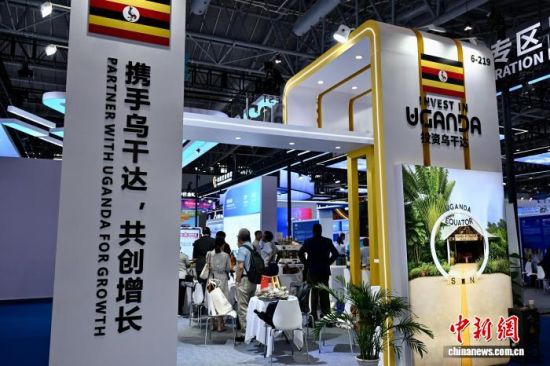 9月9日,乌干达馆吸引参观者。中新社记者 王东明 摄 9月9日,乌干达馆吸引参观者。中新社记者 王东明 摄