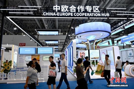 9月9日,中欧合作专区吸引参观者。中新社记者 王东明 摄 9月9日,中欧合作专区吸引参观者。中新社记者 王东明 摄