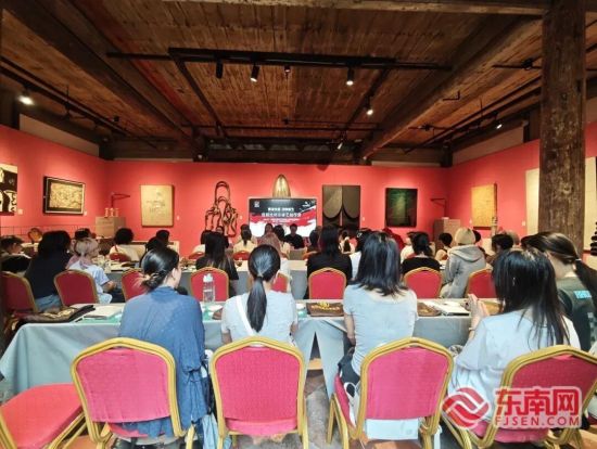 Èýʮλ¹úÃÀѧ×ÓÉî¶ÈÑÐϰ´«Í³ÆáÒÕ¾«Ëè¡£ Èýʮλ¹úÃÀѧ×ÓÉî¶ÈÑÐϰ´«Í³ÆáÒÕ¾«Ëè¡£
