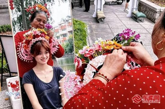 体验簪花(华侨大学供图) 体验簪花(华侨大学供图)