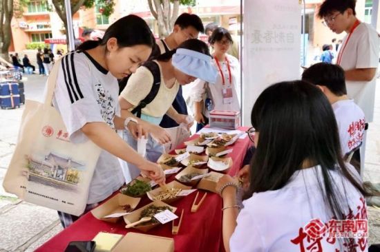 迎新活动,自制香囊(华侨大学供图) 迎新活动,自制香囊(华侨大学供图)
