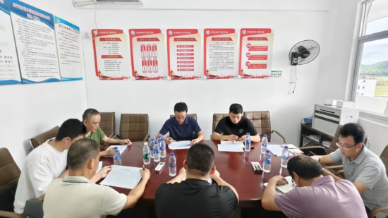 图为驻村干部组团帮扶种养产业服务分队召开联席会谋划共建项目。 图为驻村干部组团帮扶种养产业服务分队召开联席会谋划共建项目。