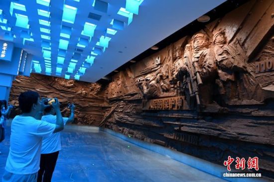 图为在“漳州110”展览馆(忠诚馆)内,以“人民的保护神”为核心主题的浮雕,展现了“漳州110”队员冲锋在前、正气凛然的飒爽英姿。中新网记者 张金川 摄 图为在“漳州110”展览馆(忠诚馆)内,以“人民的保护神”为核心主题的浮雕,展现了“漳州110”队员冲锋在前、正气凛然的飒爽英姿。中新网记者 张金川 摄