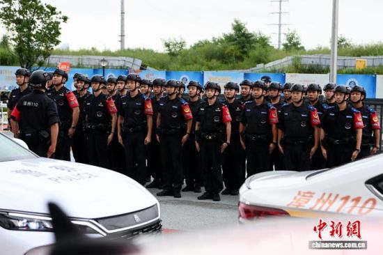图为在“漳州110”队部进行的岗前交接班仪式。中新网记者 张金川 摄 图为在“漳州110”队部进行的岗前交接班仪式。中新网记者 张金川 摄