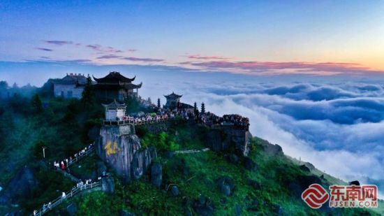 日出时分,周宁仙风山云海翻涌,各地游客登高观赏云端盛景。汤志涛 摄 日出时分,周宁仙风山云海翻涌,各地游客登高观赏云端盛景。汤志涛 摄