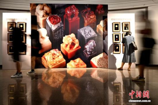 “人间四月天——第11届海峡两岸中青年篆刻作品展暨印钮三百年艺术大观”15日在福建博物院正式启幕。中新网记者 吕明 摄 “人间四月天——第11届海峡两岸中青年篆刻作品展暨印钮三百年艺术大观”15日在福建博物院正式启幕。中新网记者 吕明 摄