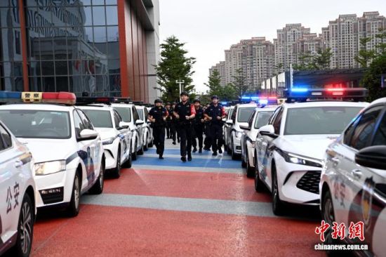 图为“漳州110”民警岗前交接班仪式。中新网记者 张金川 摄 图为“漳州110”民警岗前交接班仪式。中新网记者 张金川 摄