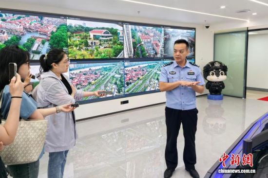 图为民警介绍“漳州110”接警队相关情况。中新网记者 张金川 摄 图为民警介绍“漳州110”接警队相关情况。中新网记者 张金川 摄