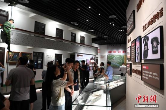 图为记者在“漳州110”展览馆(忠诚馆)内采访,了解民警如何实现出警“再快一秒”。中新网记者 张金川 摄 图为记者在“漳州110”展览馆(忠诚馆)内采访,了解民警如何实现出警“再快一秒”。中新网记者 张金川 摄