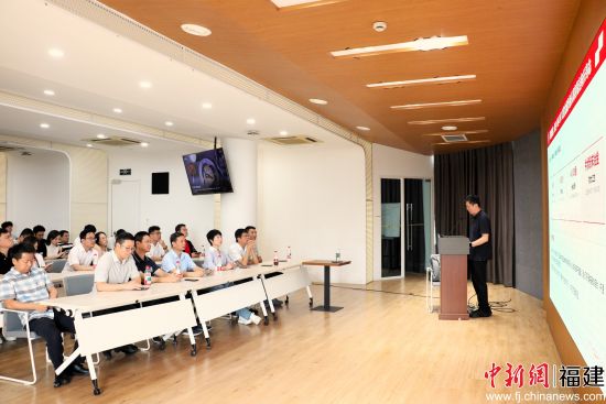 参访上海交大材料学院并交流。叶茂 摄 参访上海交大材料学院并交流。叶茂 摄
