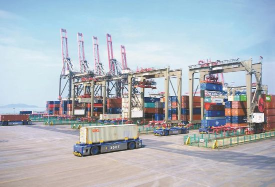 厦门自贸片区内聚合了“海、陆、空、铁”立体化通道资源。图为片区内的智慧绿色港口远海码头。(资料图片) 厦门自贸片区内聚合了“海、陆、空、铁”立体化通道资源。图为片区内的智慧绿色港口远海码头。(资料图片)