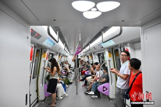 图为乘坐厦门地铁6号线出行的民众。中新社记者 张斌 摄 图为乘坐厦门地铁6号线出行的民众。中新社记者 张斌 摄