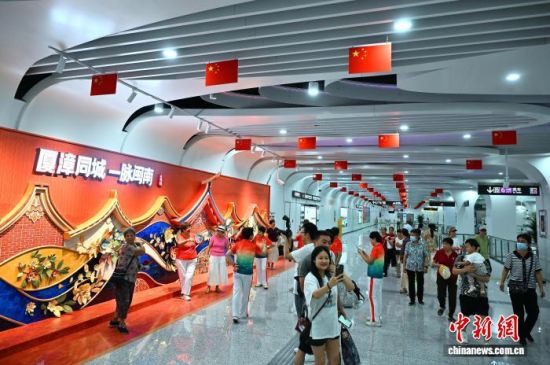 图为乘客在厦门地铁6号线官任站拍照留念。中新社记者 张斌 摄 图为乘客在厦门地铁6号线官任站拍照留念。中新社记者 张斌 摄