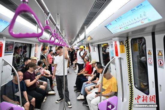 图为乘坐厦门地铁6号线出行的民众。中新社记者 张斌 摄 图为乘坐厦门地铁6号线出行的民众。中新社记者 张斌 摄