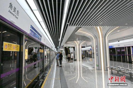图为出行的民众在厦门地铁6号线漳州角美东站候车。中新社记者 张斌 摄 图为出行的民众在厦门地铁6号线漳州角美东站候车。中新社记者 张斌 摄