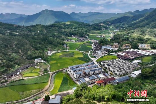 9月15日,航拍福建省永泰县美丽山乡秋色。中新社记者 王东明 摄 9月15日,航拍福建省永泰县美丽山乡秋色。中新社记者 王东明 摄