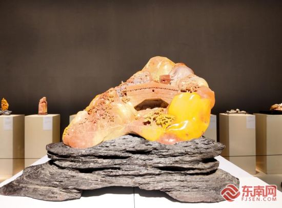 寿山石雕作品《鸾峰桥》。张兴旺 摄 寿山石雕作品《鸾峰桥》。张兴旺 摄