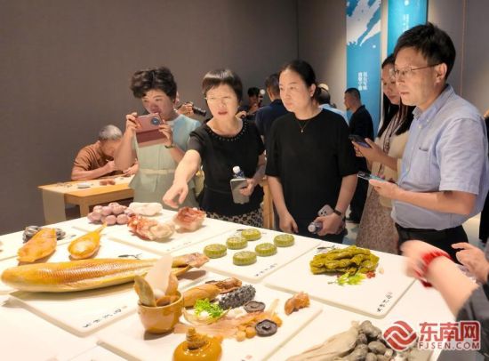来宾参观寿山石雕作品。张兴旺 摄 来宾参观寿山石雕作品。张兴旺 摄