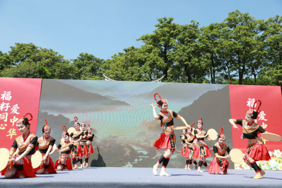 民族风情舞蹈表演。郑文典 摄 民族风情舞蹈表演。郑文典 摄