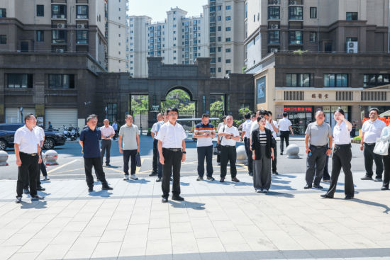 与会人员参观各民族群众互嵌式社区建设成效。郑文典 摄 与会人员参观各民族群众互嵌式社区建设成效。郑文典 摄