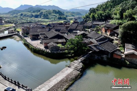 9月17日,航拍岭兜村。坐落于福建省罗源县中房镇的岭兜村,是第四批中国传统村落。罗宁古官道穿村而过,宋代转水桥静卧河洋溪上,错落的明清古民居诉说着悠悠岁月。(无人机照片)中新社记者 王东明 摄 9月17日,航拍岭兜村。坐落于福建省罗源县中房镇的岭兜村,是第四批中国传统村落。罗宁古官道穿村而过,宋代转水桥静卧河洋溪上,错落的明清古民居诉说着悠悠岁月。(无人机照片)中新社记者 王东明 摄