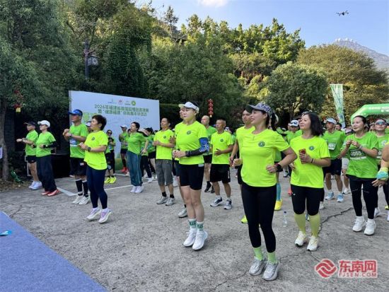 参赛者在专业教练的带领下进行热身活动 参赛者在专业教练的带领下进行热身活动