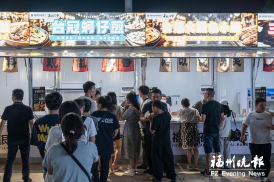 市民排队购买经典台湾小吃。 市民排队购买经典台湾小吃。