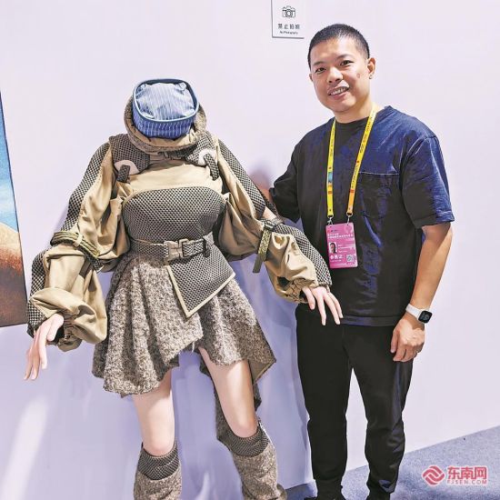 杨百川在介绍“沙丘”系列机器人高定服饰。 杨百川在介绍“沙丘”系列机器人高定服饰。