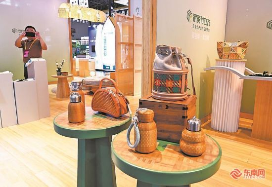 投洽会上展出的福建邵武的竹制手提包等本土特色产品。新华社 投洽会上展出的福建邵武的竹制手提包等本土特色产品。新华社