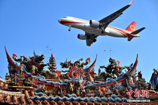 9月17日,飞机从位于厦门殿前社区的清水宫屋顶上飞过。中新社记者 张斌 摄 9月17日,飞机从位于厦门殿前社区的清水宫屋顶上飞过。中新社记者 张斌 摄