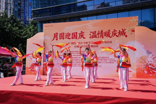 腰鼓表演。 黄江灿 摄 腰鼓表演。 黄江灿 摄
