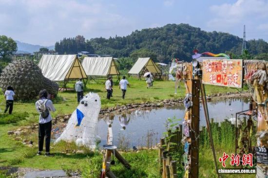 9月17日,“跨界自造”团队在三明市三元区岩前镇岩前村改造的营地项目吸引游人参观。 陈天博 摄 9月17日,“跨界自造”团队在三明市三元区岩前镇岩前村改造的营地项目吸引游人参观。 陈天博 摄
