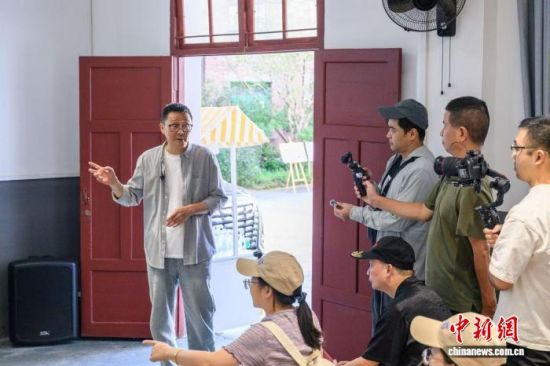 9月17日,台湾建筑设计师蔡幸爵(左一)在福建三明三元区岩前镇岩前村的闽台乡建乡创合作交流中心介绍项目有关情况。 陈天博 摄 9月17日,台湾建筑设计师蔡幸爵(左一)在福建三明三元区岩前镇岩前村的闽台乡建乡创合作交流中心介绍项目有关情况。 陈天博 摄