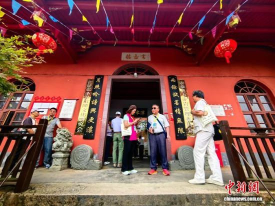 9月22日,2026年海峡两岸圣君文化交流(永泰)活动在福州永泰盘谷乡开幕,两岸嘉宾共同参观张圣君文化遗迹。 中新社记者 闫旭 摄 9月22日,2026年海峡两岸圣君文化交流(永泰)活动在福州永泰盘谷乡开幕,两岸嘉宾共同参观张圣君文化遗迹。 中新社记者 闫旭 摄