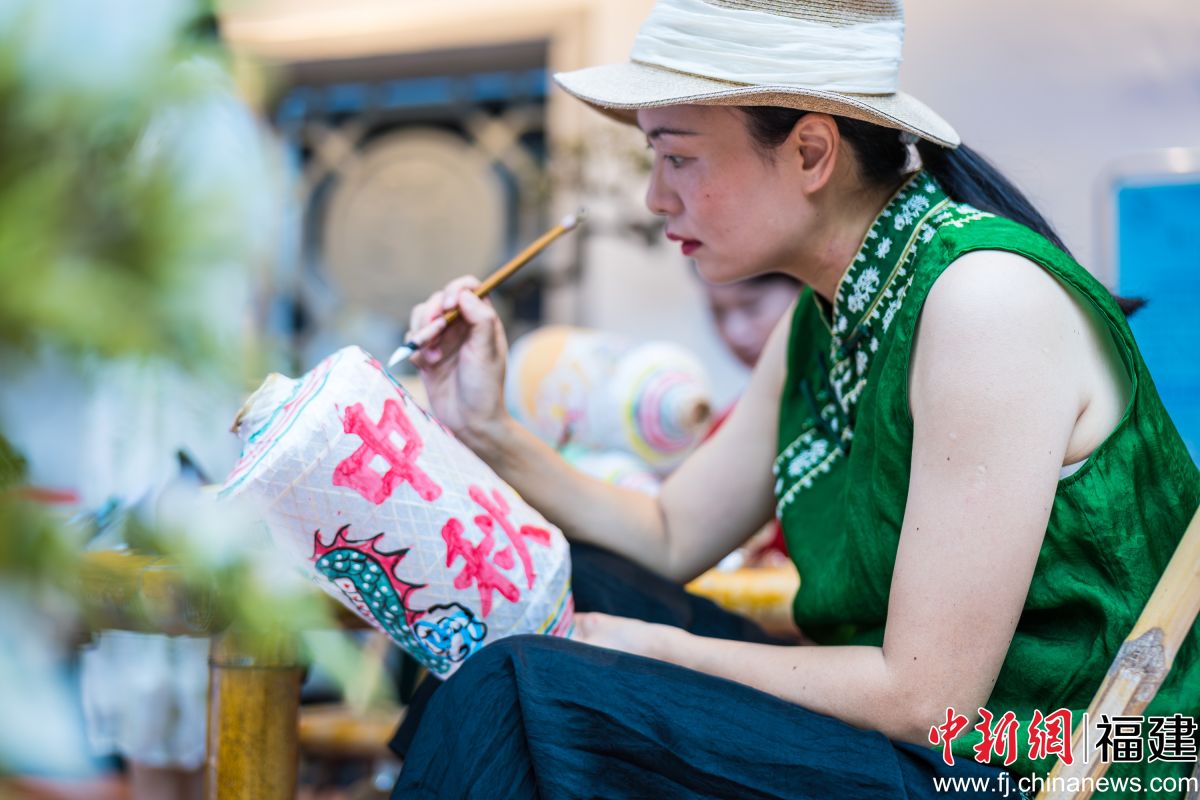 9月23日,嘉宾现场制作同安龙虎灯。中新网记者 李思源 摄 9月23日,嘉宾现场制作同安龙虎灯。中新网记者 李思源 摄
