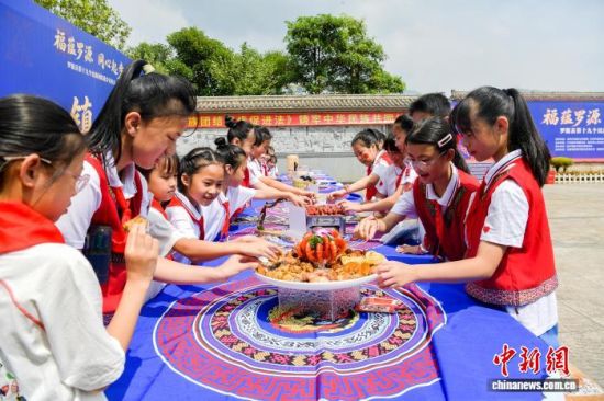 图为2026年“福蕴罗源 同心起步”罗源县第十九个民族团结进步宣传月主题活动现场。刘其燚 摄 图为2026年“福蕴罗源 同心起步”罗源县第十九个民族团结进步宣传月主题活动现场。刘其燚 摄