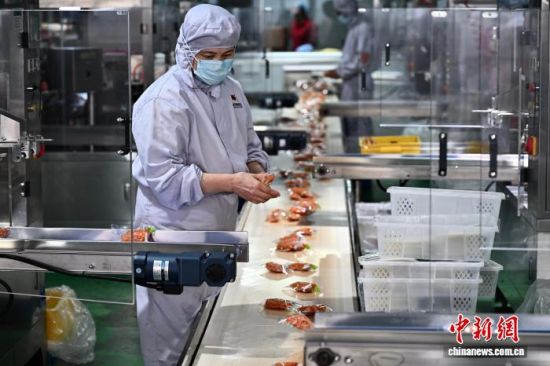 9月21日,在连城县食品加工专业园,一家地瓜干产品生产企业工人在生产线上作业。中新社记者 张斌 摄 9月21日,在连城县食品加工专业园,一家地瓜干产品生产企业工人在生产线上作业。中新社记者 张斌 摄
