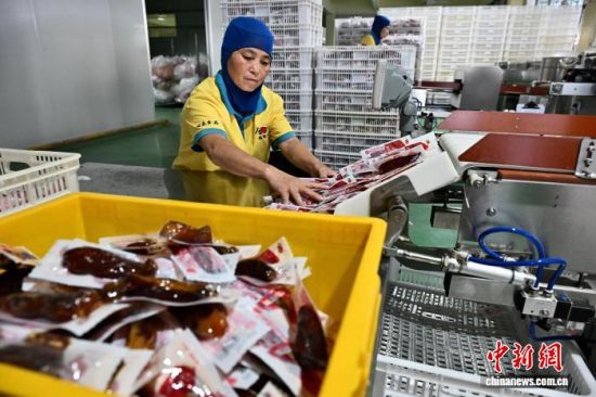 9月21日,在连城县食品加工专业园,一家地瓜干产品生产企业工人在生产线上作业。中新社记者 张斌 摄 9月21日,在连城县食品加工专业园,一家地瓜干产品生产企业工人在生产线上作业。中新社记者 张斌 摄
