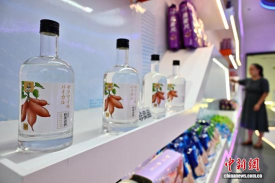 9月21日,在连城县地瓜产业展示厅展示的鲜薯清酒。中新社记者 张斌 摄 9月21日,在连城县地瓜产业展示厅展示的鲜薯清酒。中新社记者 张斌 摄